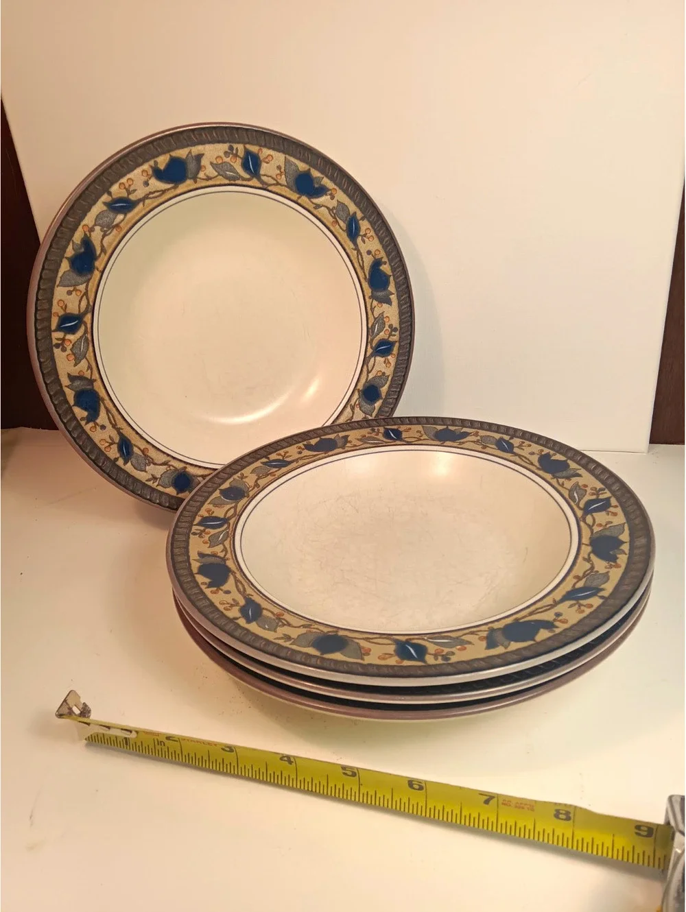 Set of 4 Mikasa Intaglio Arabella Rim Soup Bowls 9.25